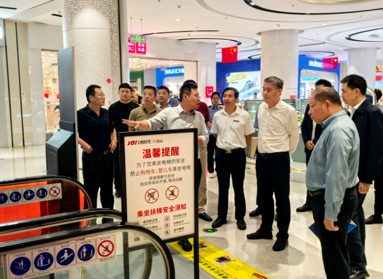 深入市场查经营  聚焦安全护民生